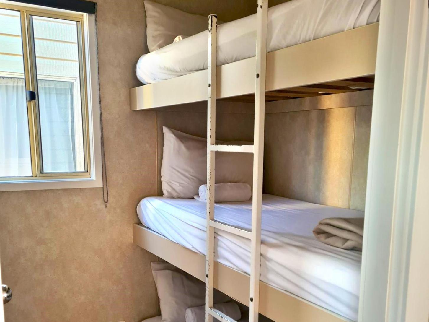 Crestview Tourist Park Otel Queanbeyan Dış mekan fotoğraf